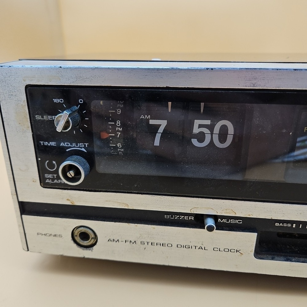 Vintage Flip Clock Radio Sound Design Model 3933 AS IS FOR PARTS - Picture 2 of 8
